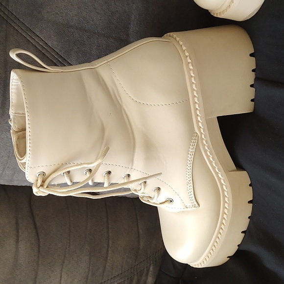 Boots - Picture 3 of 4